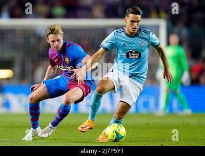 Barcelone, Espagne. 10th mai 2022. Denis Suarez de RC Celta et Frenkie de Jong du FC Barcelone lors du match de la Liga entre le FC Barcelone et le RC Celta au stade Camp Nou le 10 mai 2022 à Barcelone, Espagne. (Photo de Sergio Ruiz/PRESSINPHOTO) Credit: PRESSINPHOTO SPORTS AGENCY/Alay Live News Banque D'Images