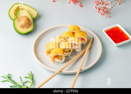 des petits pains à sushis japonais au fromage cheddar sur fond coloré Banque D'Images