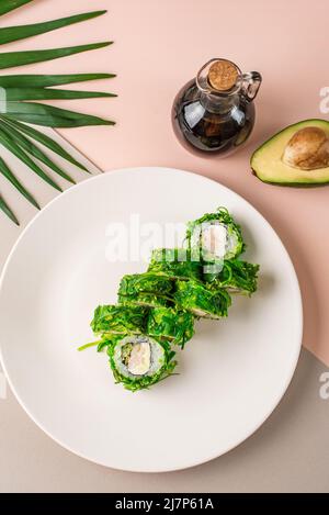 petits pains à sushis japonais avec salade de crevettes et de chuka sur une ba colorée Banque D'Images