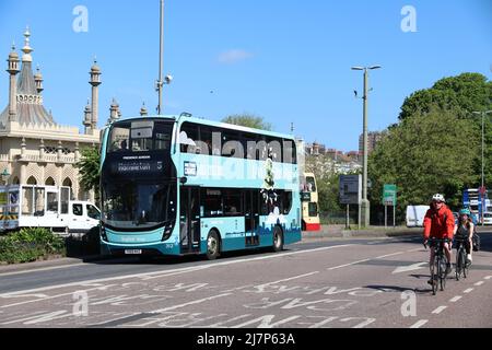 TRANSPORT DURABLE À BRIGHTON ELECTRIC BUS ET VÉLOS Banque D'Images