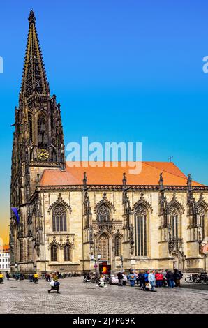 Muenster, Allemagne - 29 avril 2022 : vue panoramique sur la façade des maisons historiques anciennes en vue panoramique sur le Prinzipal markt engl : place du prince i. Banque D'Images