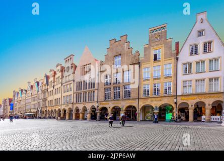 Muenster, Allemagne - 29 avril 2022 : vue panoramique sur la façade des maisons historiques anciennes en vue panoramique sur le Prinzipal markt engl : place du prince i. Banque D'Images