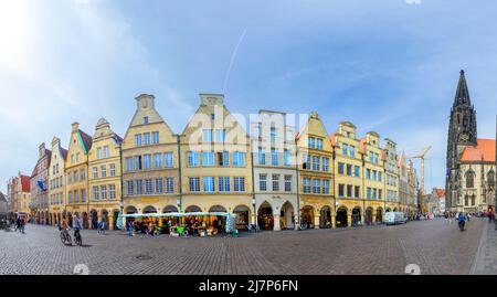 Muenster, Allemagne - 29 avril 2022 : vue panoramique sur la façade des maisons historiques anciennes en vue panoramique sur le Prinzipal markt engl : place du prince i. Banque D'Images