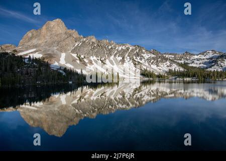 Belles vues alpines sur le lac Alice dans les montagnes Sawtooth Banque D'Images