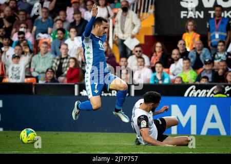 Juan Miguel Jimnez, Juanmi de Real Betis (L) et Omar Alderete de Valencia CF (R) pendant le match de la Liga entre Valencia CF et Real Betis Balompie. Photo de Jose Miguel Fernandez /Alamy Live News ) Banque D'Images