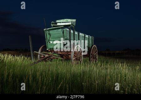 Une vieille calèche se trouve dans un champ rural du Dakota du Sud. Banque D'Images