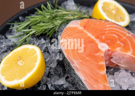 Saumon au citron sur un plateau de glace Banque D'Images