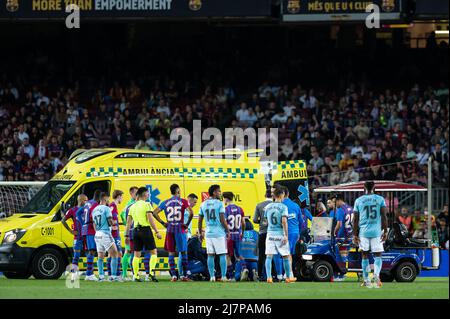 Barcelone, Espagne. 10/05/2022, , Ronald Araujo du FC Barcelone est assisté par une ambulance pendant le match de la Ligue entre le FC Barcelone et le Real Celta de Vigoat Camp Nou à Barcelone, Espagne. Banque D'Images