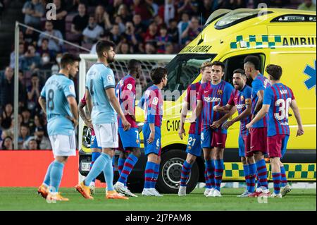 Barcelone, Espagne. 10/05/2022, , Ronald Araujo du FC Barcelone est assisté par une ambulance pendant le match de la Ligue entre le FC Barcelone et le Real Celta de Vigoat Camp Nou à Barcelone, Espagne. Banque D'Images