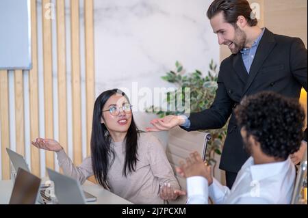 Groupe de trois employés de l'entreprise discutant de questions commerciales Banque D'Images