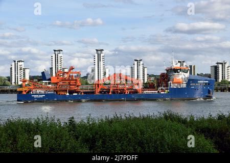 HANSON THAMES, le dredger récemment livré, est en train de remonter la Tamise lors de sa première visite à Charlton à Londres Banque D'Images