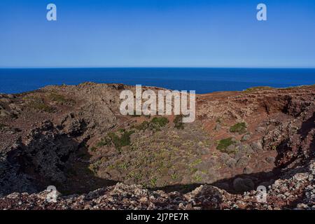 Vue sur la mer de Linosa au sommet du volcan Monte Nero, île de Pelagie, Sicile Banque D'Images