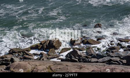 vue sur les vagues de l'océan qui frappent les rochers Banque D'Images