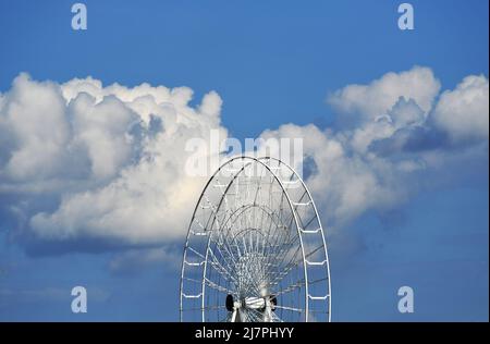 GRANDE ROUE: La moitié supérieure d'une grande roue de Ferris dans le centre commercial American Dream Mall dans le New Jersey se tient haut dans un paysage lointain de skyscape. Banque D'Images