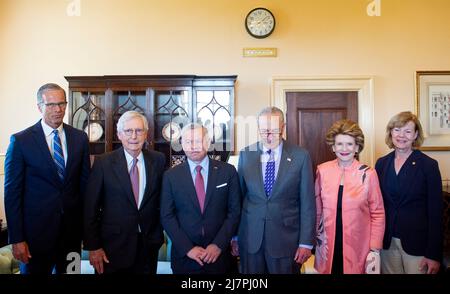 Le roi Abdallah II de Jordanie, troisième à partir de la gauche, rencontre le sénateur américain John Thune (républicain du Dakota du Sud), à gauche, le chef de la minorité au Sénat des États-Unis Mitch McConnell (républicain du Kentucky), deuxième à partir de la gauche, le chef de la majorité au Sénat des États-Unis Chuck Schumer (démocrate de New York), troisième à partir de la droite, Le sénateur américain Debbie Stabenow (démocrate du Michigan), deuxième de droite, et le sénateur américain Tammy Baldwin (démocrate du Wisconsin), à droite, le Capitole des États-Unis à Washington, DC, le mardi 10 mai 2022. Crédit: Rod Lamkey/CNP/Sipa USA Banque D'Images
