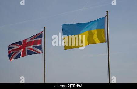 Les drapeaux britanniques et ukrainiens ont été observés côte à côte sur les mâts de drapeaux côte à côte au Royaume-Uni. Banque D'Images