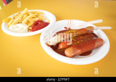 Currywurst et bockwurst allemands (weisswurst) servis avec frites Banque D'Images