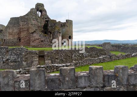 Vue au nord du château de Rhuddlan, érigé en 1277 à côté de la rivière Clwyd Banque D'Images