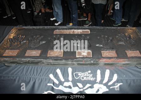 LOS ANGELES - 18 JUIN : tirages de mains de Linkin Park à la cérémonie d'intronisation de Linkin Park Rockwalk au Guitar Center le 18 juin 2014 à Los Angeles, CA Banque D'Images