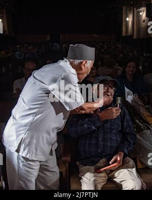 Kolkata, Inde. 09th mai 2022. Moment différent de 90th anniversaire programme de célébration de M. Jogesh Dutta, le doyen de MIME agissant en Inde à Jogesh MIME Academy, Kalighat, Kolkata, Bengale occidental. Jogesh Dutta (né en 1935) est un artiste de mime indien qui, depuis plus de cinquante ans, a été le pionnier de l'art du mime en Inde. Il a formé sa troupe Podaboli en 1971, qui est devenue l'Académie Jogesh MIME en 1975 avec l'aide du gouvernement du Bengale occidental. (Photo par Amlan Biswas/Pacific Press) crédit: Pacific Press Media production Corp./Alay Live News Banque D'Images