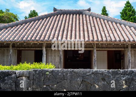 Maison traditionnelle d'Okinawa dans le parc Ocean Expo d'Okinawa Banque D'Images