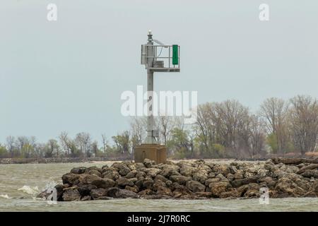 Un marqueur de navigation sur une cloison de jetée de roche s'étendant jusqu'au lac Érié dans le parc national de la baie Maumee, dans le nord de l'Ohio. Banque D'Images