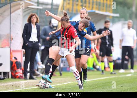 Milan, Italie. 7th mai 2022. Italie, Milan, mai 7 2022: Linda Tucceri Cimini (défenseuse de Milan) et Elisa Polli (attaquant international) se battent pour le ballon dans la seconde moitié lors du match de football FC INTER vs AC MILAN, femmes Serie A 2021-2022 day21 Breda Stadium (Credit image: © Fabrizio Andrea Bertani/Pacific Press via ZUMA Press Wire) Banque D'Images