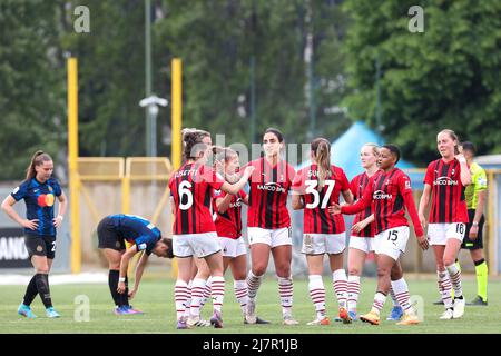 Milan, Italie. 7th mai 2022. Italie, Milan, mai 7 2022: L'arbitre siffle trois fois et les joueurs de l'ac Milan célèbrent la victoire à la fin du jeu de football FC INTER vs AC MILAN, femmes Serie A 2021-2022 day21 stade Breda (Credit image: © Fabrizio Andrea Bertani/Pacific Press via ZUMA Press Wire) Banque D'Images