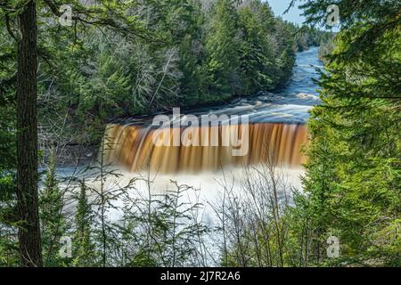 Une vue printanière de la partie supérieure des chutes Tahquamenon dans la péninsule supérieure du Michigan Banque D'Images