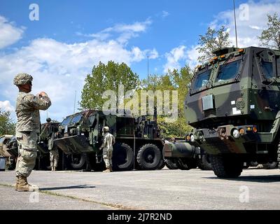 Un soldat du sol de 62nd Engineer Company guide un véhicule dans la zone de configuration et de transfert d'équipement de Lešt, Slovaquie, mai 9. La Brigade de soutien sur le terrain de l'Armée de terre de 405th a émis un ensemble complet de stocks prépositionnés par l'Armée de terre-2 matériel roulant et des pièces d'équipement supplémentaires à la compagnie américaine d'ingénieur déployé en Europe pour DEFENDER-Europe 22. (Photo du lieutenant-colonel Miguel Flores) Banque D'Images