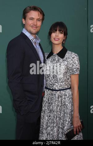 LOS ANGELES - JUL 8: John Reardon, Meghan Ory à la Crown Media Networks juillet 2014 TCA Party à la propriété privée le 8 juillet 2014 à Beverly Hills, CA Banque D'Images