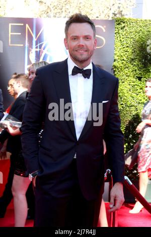 LOS ANGELES - 16 AOÛT : Joel McHale au Creative Emmy Awards 2014 - arrivées au Nokia Theatre le 16 août 2014 à Los Angeles, CA Banque D'Images