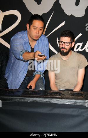 LOS ANGELES - 18 JUIN : Joe Hahn, Brad Delson à la cérémonie d'intronisation de Linkin Park Rockwalk au Centre de Guitare le 18 juin 2014 à Los Angeles, CA Banque D'Images