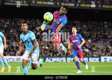 BARCELONE, ESPAGNE - 10 MAI : Ansu Fati du FC Barcelone contrôle le ballon lors du match de la Liga entre le FC Barcelone et le RC Celta de Vigo au Camp Nou le 10 mai 2022 à Barcelone, ESPAGNE. (Photo par Sara Aribo/PxImages) Banque D'Images