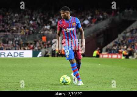 BARCELONE, ESPAGNE - 10 MAI : Ansu Fati du FC Barcelone contrôle le ballon lors du match de la Liga entre le FC Barcelone et le RC Celta de Vigo au Camp Nou le 10 mai 2022 à Barcelone, ESPAGNE. (Photo par Sara Aribo/PxImages) Banque D'Images