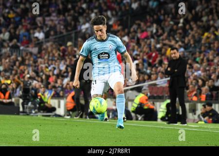 BARCELONE, ESPAGNE - 10 MAI: Franco Cervi de RC Celta de Vigo passe le ballon lors du match de la Liga entre FC Barcelone et RC Celta de Vigo au Camp Nou le 10 mai 2022 à Barcelone, ESPAGNE. (Photo par Sara Aribo/PxImages) Banque D'Images