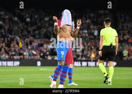 BARCELONE, ESPAGNE - MAI 10 : Memphis Depay du FC Barcelone réagit lors du match de la Liga entre le FC Barcelone et le RC Celta de Vigo au Camp Nou le 10 mai 2022 à Barcelone, ESPAGNE. (Photo par Sara Aribo/PxImages) Banque D'Images