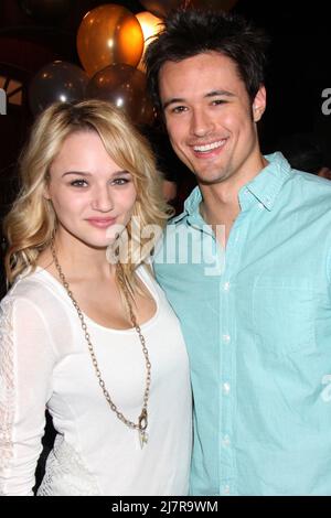 LOS ANGELES - 25 MARS : Hunter King, Matthew Atkinson au gâteau d'anniversaire de 41st ans des jeunes et des sans repos à CBS Television City le 25 mars 2014 à Los Angeles, en Californie Banque D'Images