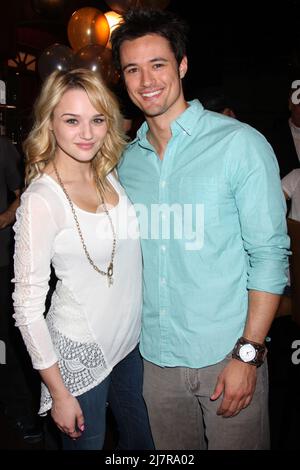 LOS ANGELES - 25 MARS : Hunter King, Matthew Atkinson au gâteau d'anniversaire de 41st ans des jeunes et des sans repos à CBS Television City le 25 mars 2014 à Los Angeles, en Californie Banque D'Images