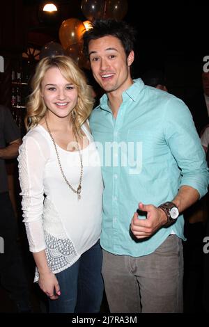 LOS ANGELES - 25 MARS : Hunter King, Matthew Atkinson au gâteau d'anniversaire de 41st ans des jeunes et des sans repos à CBS Television City le 25 mars 2014 à Los Angeles, en Californie Banque D'Images