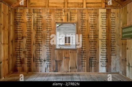 Oak Alley Plantation Slave Quarters avec des noms de personnes asservies, des esclaves écrits sur le mur. Banque D'Images