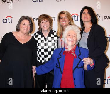 LOS ANGELES - SEP 15 : Mindy Cohn, Geri Jewell, Lisa Whelchel, Charlotte Rae, Nancy McKeon au PaleyFest 2014 automne - 'faits de vie' 35th Réunion d'Anniv au Paley Centre for Media le 15 septembre 2014 à Beverly Hills, CA Banque D'Images