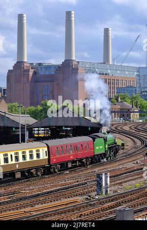 Londres, Royaume-Uni, 10th mai 2022. Les voyages en train à vapeur effectués par la société Steam Dreams ont commencé leur service aller simple à Windsor, trois fois par jour le mardi tout au long de la saison estivale. Le Mayflower 61306, achevé en 1948, n'est qu'une des deux locomotives de classe B1 qui ont survécu. Crédit : onzième heure Photographie/Alamy Live News Banque D'Images