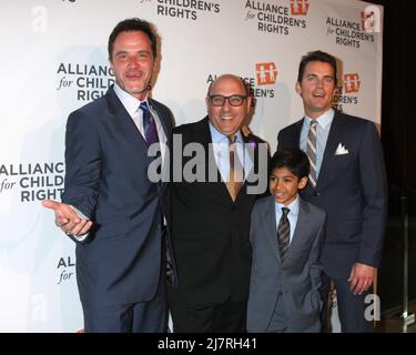 LOS ANGELES - APR 7 : Tim DeKay, Willie Garson, Nauen Garson, Matt Bomer au dîner annuel 22st de l'Alliance for Children's Rights à l'hôtel Beverly Hilton le 7 avril 2014 à Beverly Hills, CA Banque D'Images