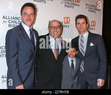 LOS ANGELES - APR 7 : Tim DeKay, Willie Garson, Nauen Garson, Matt Bomer au dîner annuel 22st de l'Alliance for Children's Rights à l'hôtel Beverly Hilton le 7 avril 2014 à Beverly Hills, CA Banque D'Images