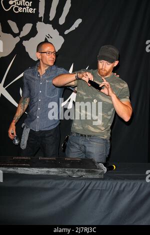 LOS ANGELES - 18 JUIN : Chester Bennington, Dave Farrell à la cérémonie d'intronisation de Linkin Park Rockwalk au Centre de Guitare le 18 juin 2014 à Los Angeles, CA Banque D'Images