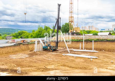 travaux de construction dans une fosse - une base de pieu pour une structure lourde avec des sols mous, foyer sélectif Banque D'Images