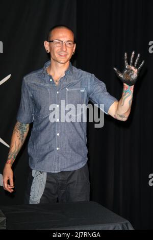 LOS ANGELES - 18 JUIN : Linkin Park, Chester Bennington à la cérémonie d'intronisation du Linkin Park Rockwalk au Guitar Center le 18 juin 2014 à Los Angeles, CA Banque D'Images