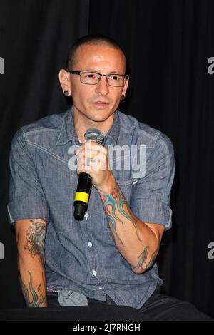 LOS ANGELES - 18 JUIN : Linkin Park, Chester Bennington à la cérémonie d'intronisation du Linkin Park Rockwalk au Guitar Center le 18 juin 2014 à Los Angeles, CA Banque D'Images