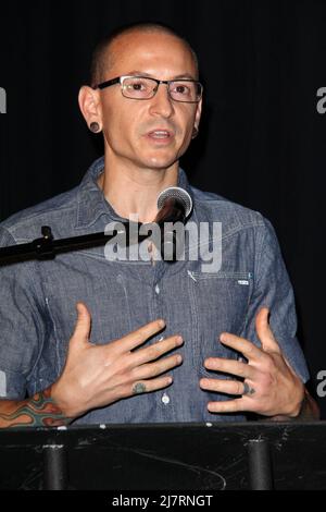 LOS ANGELES - 18 JUIN : Linkin Park, Chester Bennington à la cérémonie d'intronisation du Linkin Park Rockwalk au Guitar Center le 18 juin 2014 à Los Angeles, CA Banque D'Images